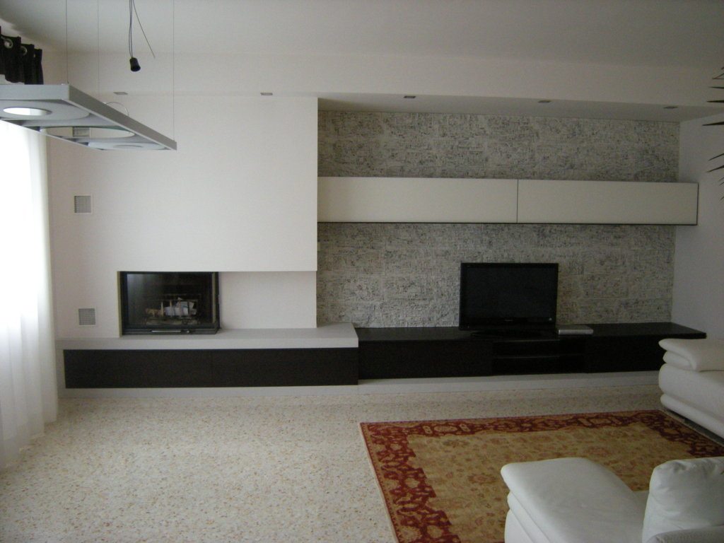 Parete attrezzata bicolore con porta tv e camino a muro (new ... Parete attrezzata camino