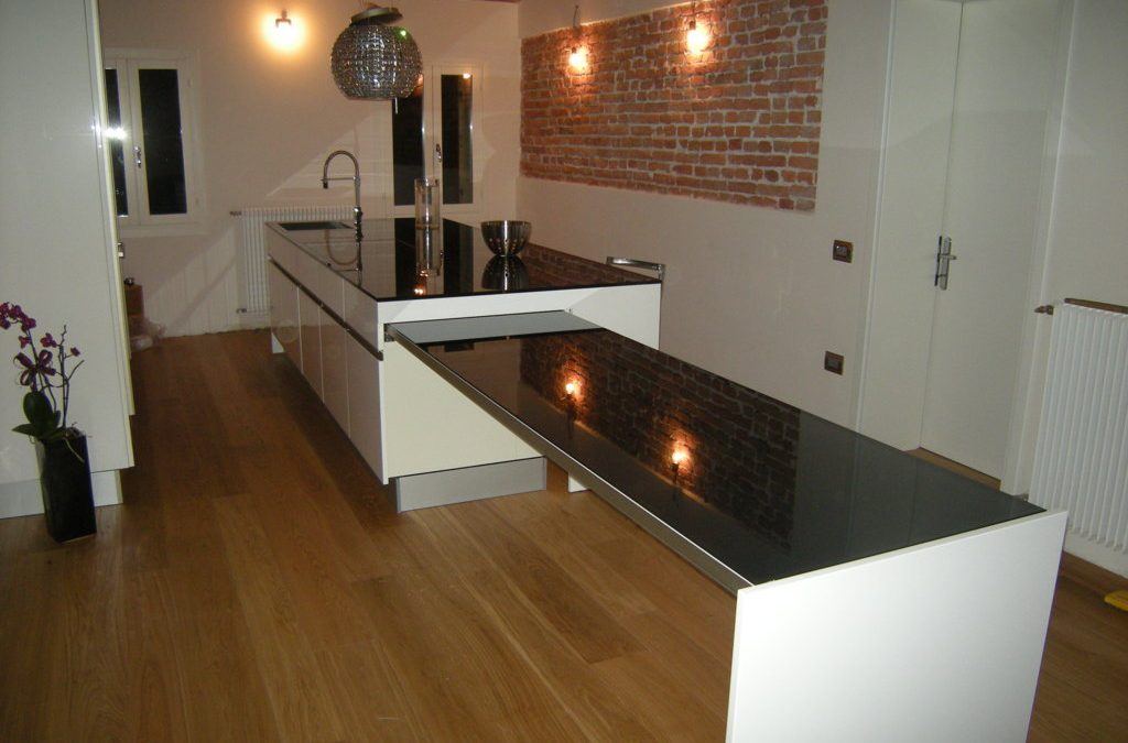 Cucina ad isola con top vetro nero e tavolo estraibile - Caretta Design
